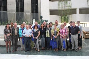 Los turistas en el hall del hotel con la comitiva municipal