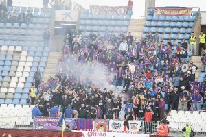 La afición del Levante encendió una bengala.