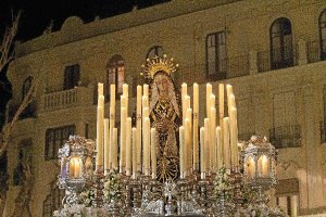Nuestra Señora de los Dolores a su paso por la Plaza Flores.