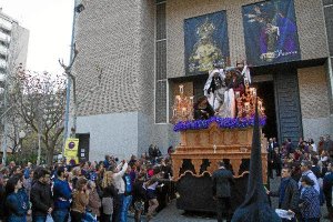 La hermandad de Caridad a su salida del templo.