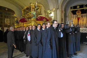 La Real e Ilustre Hermandad del Santo Sepulcro antes de su salida procesional.