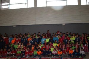 Los niños de Campotéjar con Julián.