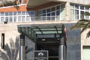 Fachada del Gran Hotel ayer.