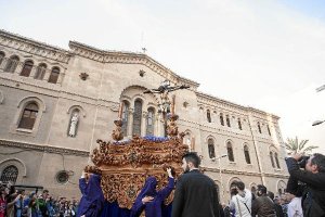 El Santísimo Cristo de la Buena Muerte a su salida de la Compañía de María.