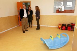 El alcalde y la concejal visitando uno de los locales cedidos