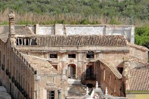 Aspecto exterior del Palacio del Almanzora, monumento neoclásico almeriense muy deteriorado.