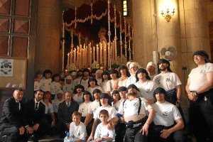 Luis Rogelio Rodríguez Comendador y los costaleros que han sacado a la Virgen del Rosario del Mar por primera vez desde La Patrona.