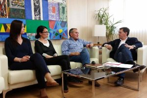 Cristóbal García (tercero porla izquierda) conversa con Sánchez Teuel, a su lado 