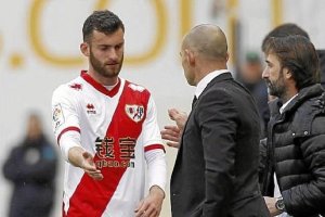 El delantero se retira lesionado en el Estadio de Vallecas.