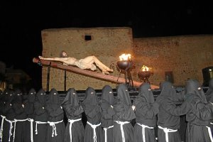 El Santísimo Cristo del Perdón y La Caridad, solemne junto al Castillo del Marqués de los Vélez.