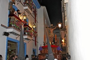 El paso del Cristo de la Buena Muerte pasa por la Calle de la Buena Fe. 