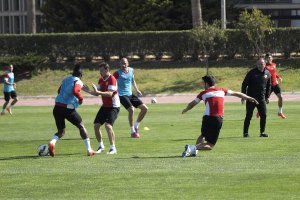 Juan Ignacio, atento a la jugada entre Thievy y Mané.