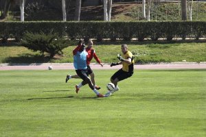 Rubén Martínez, robando el balón a Thievy.