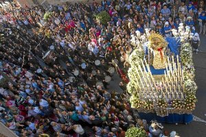 Multitudinario recibimiento a Nuestra Señora del Primer Dolor a las puertas de San Sebastián.