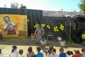 LA actuación de Cia Paco Pacolmo divirtió a unos 60 niños del asentamiento.