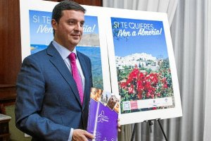 Javier Aureliano García presenta las acciones.