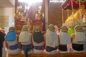 Momentos de oración ante sus tallas titulares de Coronación.