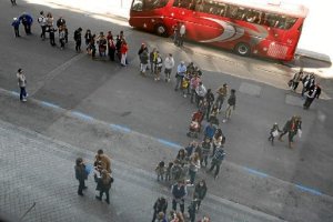 Largas colas para realizar el Tour del Bernabéu.