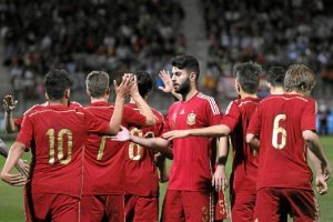 El almeriense Rubén Duarte choca la mano en la celebración de uno de los goles a Bielorrusia.