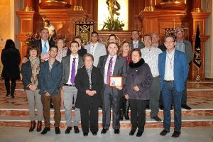 Homenaje al hermano mayor Antonio Luis Díaz recogió una placa en reconocimiento a su labor en el Paso Morao.