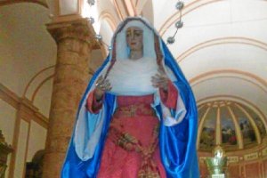 Esperando el comienzo del desfile, la imagen de la Virgen de las Mercedes.