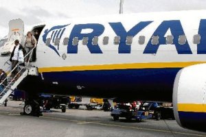 Una nave en el aeropuerto de Almería