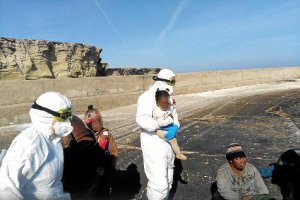 Personal de la Armada asiste a los ocupantes en la Isla de Alborán