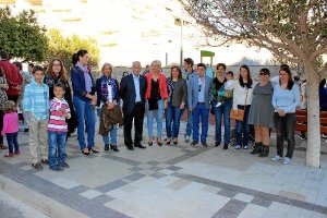 Alcalde, concejales y vecinos durante la inauguración este sábado del nuevo parque de Las Colinas. 