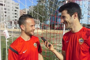 Momento de la entrevista con los dos artistas.