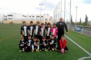Los jugadores de la Escuela de Garrucha posan antes de uno de los partidos.