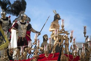 El paso de Misterio lució espectacular en la tarde del Domingo de Ramos por las calles de Regiones.