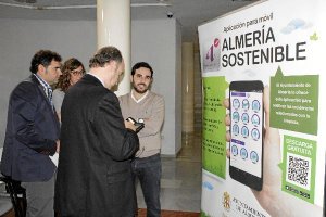 Presentación de la aplicación en la que el alcalde estuvo probando la utilidad de la app. 