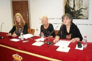 Sarah Lark, junto a la concejal de Cultura de Roquetas y la coordinadora de la iniciativa.