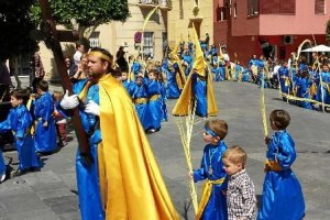Niños gadorenses siguiendo el paso de La Borriquita.