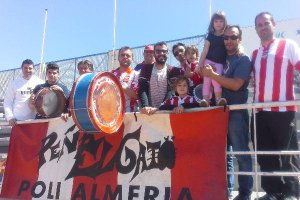 La pancarta de la Peña El Gato.