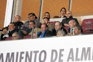 En el palco del Mediterráneo cada jornada hay caras de póker en presidente y consejeros.