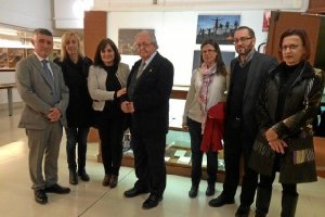 Acto con el poeta y representantes de la Junta.