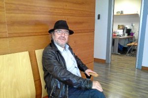 Carlos Góngora en la redacción de LA VOZ y la Cadena SER Almería. 