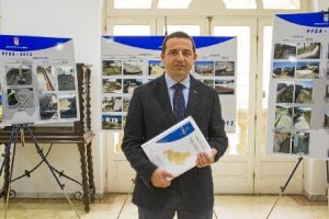 Guillermo Casquet posa con la memoria.