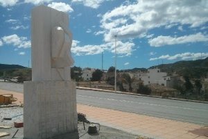 El monumento durante los trabajos de instalación