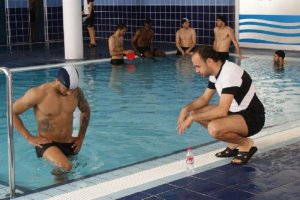 Michel y Enrique Portaz, en la piscina de Ego.