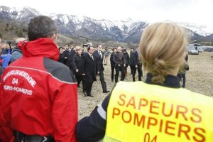 Autoridades cerca del lugar del accidente.