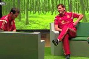 Cesc y Casillas en la grabación de un anuncio.