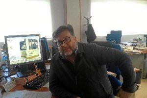 Alfredo Casas, en la redacción de LA VOZ, con la portada del libro en el ordenador.