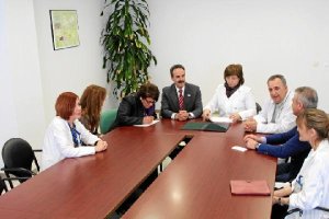 Firma del convenio entre el Hospital de Poniente y la Asociación Vivir.