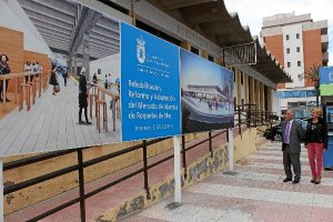 Cartel informativo de las obras instaladas en el mercado de abastos.