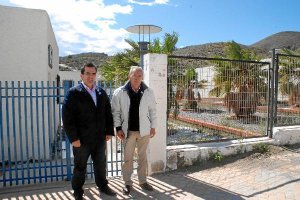 El alcalde visitó ayer la Escuela de Cerámica. 
