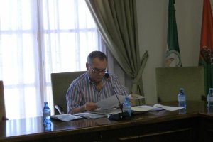 Cristóbal García, alcalde de Arboleas, estudia un documento en su despacho