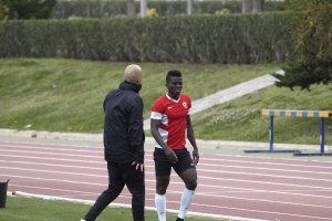 Azeez, marchándose a la sala médica.