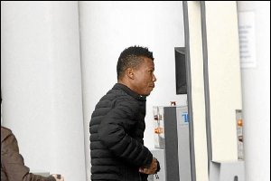 Uche a la entrada a los juzgados.